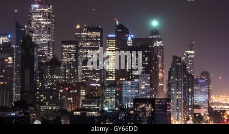 Panoramica sul tetto della città Torontoskyline. Edifici e torri di uffici su calde e umide agosto notte Capitol city di Ontario, Canada. Foto Stock