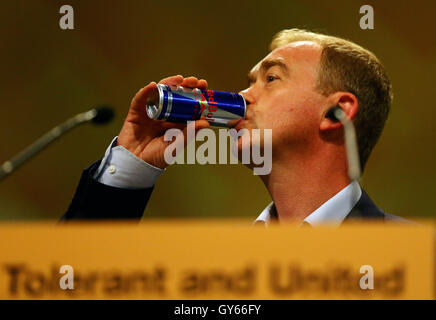 Leader del partito Tim Farron beve una bevanda energetica durante una sessione di domande e risposte con i delegati dei democratici e liberali autunno conferenza in Brighton East Sussex. Foto Stock