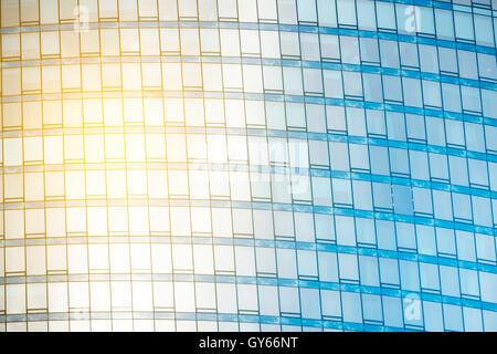 Frammento di La facciata di vetro nell'edificio aziendale con effetto sunflare Foto Stock