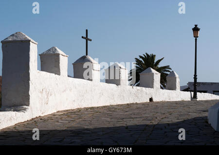 Fuerteventura: croce e strada lampada Betancuria, la prima città fondata dai coloni spagnoli nel 1405 Foto Stock
