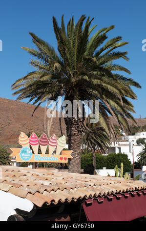 Fuerteventura: il segno di una gelateria a Betancuria, la prima città fondata dai coloni spagnoli nel 1405 Foto Stock