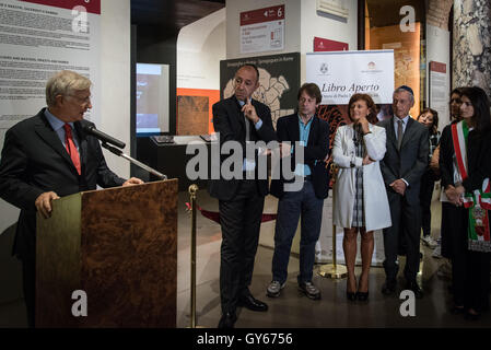 Roma, Italia. Xviii Sep, 2016. Il presidente della comunità di "Ruth Dureghello, il sindaco di Roma Virginia Raggi durante la presentazione per la stampa della giornata europea della cultura ebraica, ha inaugurato ufficialmente questa mattina presso la grande sinagoga nel museo ebraico. Credito: Andrea Ronchini/Pacific Press/Alamy Live News Foto Stock