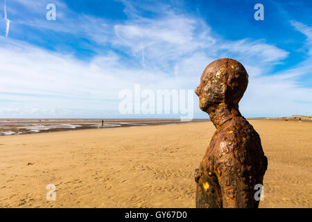 Crosby spiaggia vicino Liverpool con ghisa sculture. Foto Stock
