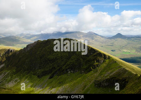 Vista da Trum y Ddysgl guardando ad est di Mynydd Drws-y-Coed sulla cresta Nantlle nel Parco Nazionale di Snowdonia. Rhyd Ddu North Wales UK Foto Stock