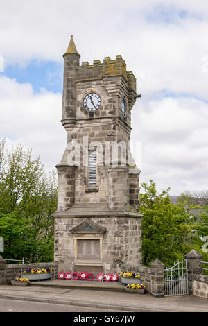 Clock Tower memorial a entrambe le guerre mondiali con ghirlande di ricordo rosso papavero. Brora Sutherland Highland Scozia UK Gran Bretagna Foto Stock