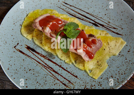 Filetto di maiale con ananas Foto Stock