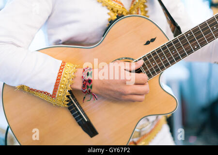 Chitarra e musicista la mano vicino. Foto Stock