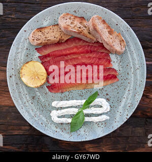 Piastra di colore verde con salmone a fette Foto Stock