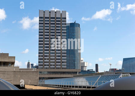 Kent House sede del British canale televisivo ITV, dal ponte di Waterloo, Londra, Regno Unito. Foto Stock