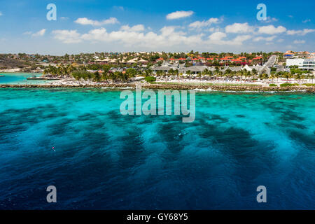 La fronte oceano a Janthiel Bay e la spiaggia antenna sul Curacao Foto Stock