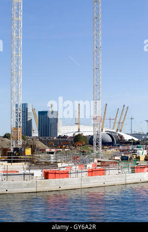 Costruzione di attrezzature su un bacino galleggiante a Londra Foto Stock