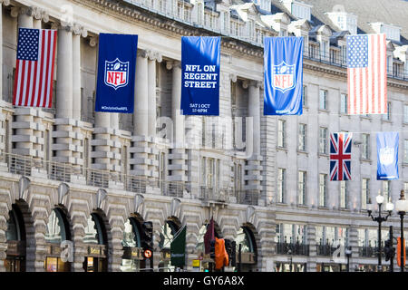 Bandiere in Regent street per la NFL proveniente da Londra Inghilterra Foto Stock