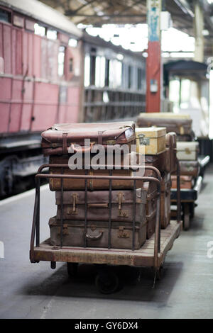 Impilati Retro Vintage valigie su un 1940's platform Foto Stock