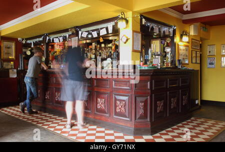 Area bar in Kelham Island Tavern, un premiato real ale pub nell'isola Kelham distretto di Sheffield,Yorkshire Regno Unito Foto Stock