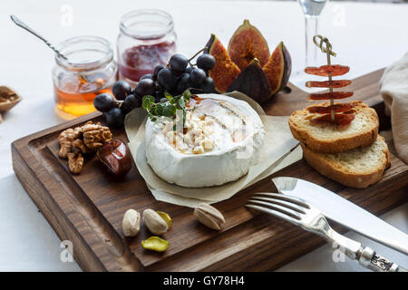 Camambert cotta al formaggio con marmellata di mandorle decorata Foto Stock