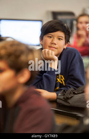 Multirazziale middle school studenti frequentano la classe nella zona suburbana di Mission Viejo, CA. Foto Stock