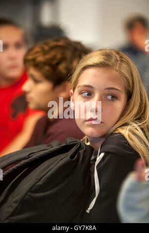 Multirazziale middle school studenti frequentano la classe nella zona suburbana di Mission Viejo, CA. Foto Stock