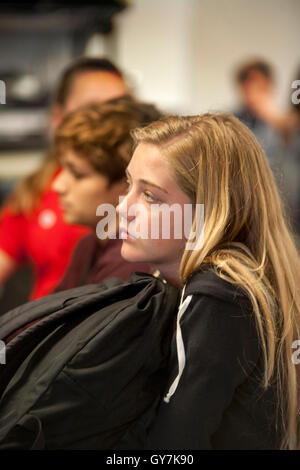 Multirazziale middle school studenti frequentano la classe nella zona suburbana di Mission Viejo, CA. Foto Stock