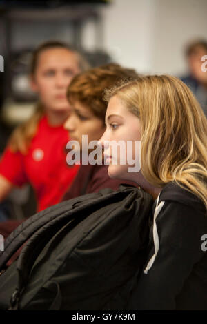 Multirazziale middle school studenti frequentano la classe nella zona suburbana di Mission Viejo, CA. Foto Stock