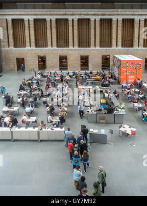 Pranzo diners linea fino al nuovo American bar presso il Museo di boston di belle arti. Nota Nota presentano in sfondo a destra. Foto Stock