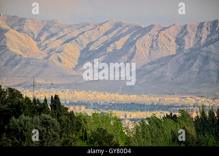 Tehran città vista dal ponte di Tabiat Foto Stock