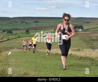 Poco Hayfield, Derbyshire, Regno Unito. 17 Settembre, 2016. Guide di scorrimento in Lanterna Pike cadde gara. Ricky Wilde, ex 3,000m indoor detentore del record mondiale, detiene il record del percorso di 29min 12 sec per le cinque miglia di corso. Credito: Giovanni friggitrice/Alamy Live News Foto Stock