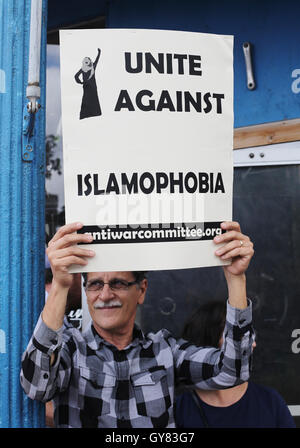 Minneapolis, Minnesota, Stati Uniti d'America. Il 17 settembre 2016. Un manifestante detiene un segno in un rally contro l'islamofobia a Minneapolis, Minnesota. Credito: Gina Kelly / Alamy Live News Foto Stock