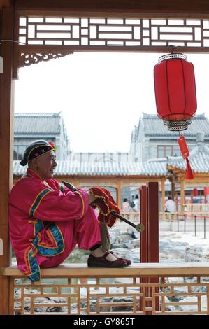 Qingdao, Qingdao, Cina. Xviii Sep, 2016. Un ballerino Yangko diventa pronto per le prestazioni nel Jimo, Oriente Cina¡Â¯s Provincia di Shandong. Varie attività culturali tra cui prestazioni folk e hanfu (han-stile Cinese tradizionale vestiti) danza sono detenute nel Jimo durante il Mid-Autumn Festival. Credito: SIPA Asia/ZUMA filo/Alamy Live News Foto Stock