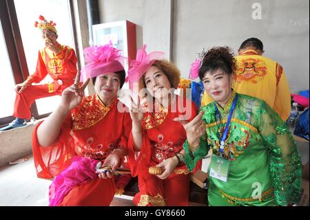 Qingdao, Qingdao, Cina. Xviii Sep, 2016. Yangko ballerini pronti per le prestazioni nel Jimo, Oriente Cina¡Â¯s Provincia di Shandong. Varie attività culturali tra cui prestazioni folk e hanfu (han-stile Cinese tradizionale vestiti) danza sono detenute nel Jimo durante il Mid-Autumn Festival. Credito: SIPA Asia/ZUMA filo/Alamy Live News Foto Stock