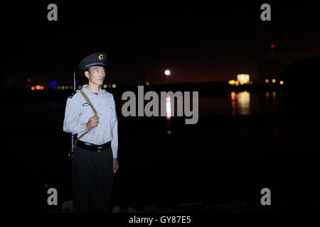 Heihe, Heihe, Cina. Xviii Sep, 2016. Un soldato di frontiera rimane al suo posto a guardia del confine in Heihe, nordest Cina¡Â¯s Heilongjiang Provincia il 14 settembre 2016, garantendo che le persone possono avere un pacifico incontro con la loro famiglia durante la Mid-Autumn giorno. Heihe è una prefettura-livello città del nord della provincia di Heilongjiang, Cina, situato sul confine russo, sulla riva sud del Heilong Jiang, attraversato il fiume dalla Blagoveshchensk. Credito: SIPA Asia/ZUMA filo/Alamy Live News Foto Stock