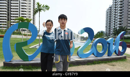 Rio De Janeiro, Brasile. Xiv Sep, 2016. Yang Hong (R) e Cai Liwen posare per le foto al Villaggio Paralimpico di Rio de Janeiro, Brasile, sul Sett. 14, 2016. Sedici-anno-vecchio Yang Hong e diciottenne Cai Liwen, membri di cinesi di nuoto paralimpico team, si aiutano reciprocamente per realizzare i loro sogni di campione durante il 2016 Rio Giochi Paralimpici. Yang Hong ha perso le sue braccia a dieci anni e Cai Liwen surffers cecità fin dalla sua infanzia. © Ou Dongqu/Xinhua/Alamy Live News Foto Stock