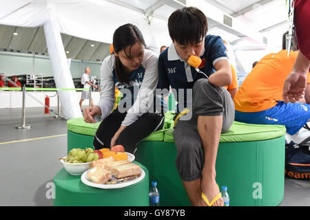 Rio De Janeiro, Brasile. Xiv Sep, 2016. Yang Hong (R) e Cai Liwen si aiutano a vicenda per pranzo presso il Villaggio Paralimpico di Rio de Janeiro, Brasile, sul Sett. 14, 2016. Sedici-anno-vecchio Yang Hong e diciottenne Cai Liwen, membri di cinesi di nuoto paralimpico team, si aiutano reciprocamente per realizzare i loro sogni di campione durante il 2016 Rio Giochi Paralimpici. Yang Hong ha perso le sue braccia a dieci anni e Cai Liwen surffers cecità fin dalla sua infanzia. © Ou Dongqu/Xinhua/Alamy Live News Foto Stock