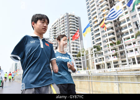 Rio De Janeiro, Brasile. Xiv Sep, 2016. Yang Hong (L) e Cai Liwen a piedi al Villaggio Paralimpico di Rio de Janeiro, Brasile, sul Sett. 14, 2016. Sedici-anno-vecchio Yang Hong e diciottenne Cai Liwen, membri di cinesi di nuoto paralimpico team, si aiutano reciprocamente per realizzare i loro sogni di campione durante il 2016 Rio Giochi Paralimpici. Yang Hong ha perso le sue braccia a dieci anni e Cai Liwen surffers cecità fin dalla sua infanzia. © Ou Dongqu/Xinhua/Alamy Live News Foto Stock