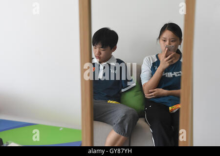 Rio De Janeiro, Brasile. Xiv Sep, 2016. Cai Liwen (R) invia la voce massaggi alla sua famiglia presso il Villaggio Paralimpico di Rio de Janeiro, Brasile, sul Sett. 14, 2016. Sedici-anno-vecchio Yang Hong e diciottenne Cai Liwen, membri di cinesi di nuoto paralimpico team, si aiutano reciprocamente per realizzare i loro sogni di campione durante il 2016 Rio Giochi Paralimpici. Yang Hong ha perso le sue braccia a dieci anni e Cai Liwen surffers cecità fin dalla sua infanzia. © Ou Dongqu/Xinhua/Alamy Live News Foto Stock