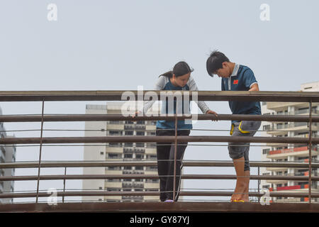 Rio De Janeiro, Brasile. Xiv Sep, 2016. Yang Hong (R) Chat con Cai Liwen presso il Villaggio Paralimpico di Rio de Janeiro, Brasile, sul Sett. 14, 2016. Sedici-anno-vecchio Yang Hong e diciottenne Cai Liwen, membri di cinesi di nuoto paralimpico team, si aiutano reciprocamente per realizzare i loro sogni di campione durante il 2016 Rio Giochi Paralimpici. Yang Hong ha perso le sue braccia a dieci anni e Cai Liwen surffers cecità fin dalla sua infanzia. © Ou Dongqu/Xinhua/Alamy Live News Foto Stock