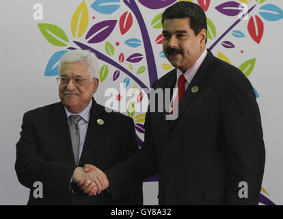 Margarita, Venezuela. 17 Settembre, 2016. Venezuela del Presidente Nicolas Maduro (R) saluta il suo omologo palestinese Mahmoud Abbas a Hugo Chavez Frias Convention Center in Isola di Margarita, Venezuela, il 7 settembre 17, 2016. L'Iran ha ufficialmente consegnato nel corso dei tre anni di rotazione della presidenza del Movimento dei non allineati (NAM) in Venezuela in occasione della diciassettesima NAM vertice svoltosi sabato in Venezuela del Isola di Margarita. (Xinhua/Boris Vergara) (egp) (FNC)(yy) Credito: Xinhua/Alamy Live News Foto Stock