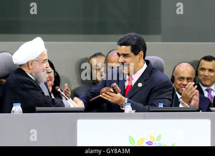 Margarita, Venezuela. 17 Settembre, 2016. Venezuela del Presidente Nicolas Maduro (R) anteriore scuote le mani con il presidente iraniano Hassan Rouhani a Hugo Chavez Frias Convention Center in Isola di Margarita, Venezuela, il 7 settembre 17, 2016. L'Iran ha ufficialmente consegnato nel corso dei tre anni di rotazione della presidenza del Movimento dei non allineati (NAM) in Venezuela in occasione della diciassettesima NAM vertice svoltosi sabato in Venezuela del Isola di Margarita. (Xinhua presidenziali/press/AVN) (JP) (FNC)(yy) Credito: Xinhua/Alamy Live News Foto Stock