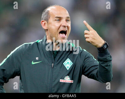 Moenchengladbach, Germania. Xvii Sep, 2016. Brema allenatore Viktor Skripnik urla prima di Brema perde 4:1 nella Bundesliga tedesca match tra Borussia Moenchengladbach e il Werder Brema nel Borussia-Park stadium di Moenchengladbach, Germania, 17 settembre 2016. Foto: ROLAND WEIHRAUCH/dpa (EMBARGO CONDIZIONI - attenzione - a causa di accreditamento orientamenti il DFL consente solo la pubblicazione e utilizzazione di fino a 15 immagini per corrispondenza su internet e nei contenuti multimediali in linea durante il match)/dpa/Alamy Live News Foto Stock