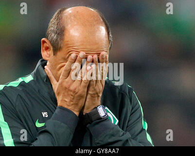 Moenchengladbach, Germania. Xvii Sep, 2016. Brema allenatore Viktor Skripnik mantiene la testa tra le mani dopo che Brema perde 4:1 nella Bundesliga tedesca match tra Borussia Moenchengladbach e il Werder Brema nel Borussia-Park stadium di Moenchengladbach, Germania, 17 settembre 2016. Foto: ROLAND WEIHRAUCH/dpa (EMBARGO CONDIZIONI - attenzione - a causa di accreditamento orientamenti il DFL consente solo la pubblicazione e utilizzazione di fino a 15 immagini per corrispondenza su internet e nei contenuti multimediali in linea durante il match)/dpa/Alamy Live News Foto Stock