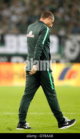 Moenchengladbach, Germania. Xvii Sep, 2016. Brema allenatore Viktor Skripnik passeggiate attraverso il passo dopo che Brema perde 4:1 nella Bundesliga tedesca match tra Borussia Moenchengladbach e il Werder Brema nel Borussia-Park stadium di Moenchengladbach, Germania, 17 settembre 2016. Foto: ROLAND WEIHRAUCH/dpa (EMBARGO CONDIZIONI - attenzione - a causa di accreditamento orientamenti il DFL consente solo la pubblicazione e utilizzazione di fino a 15 immagini per corrispondenza su internet e nei contenuti multimediali in linea durante il match)/dpa/Alamy Live News Foto Stock