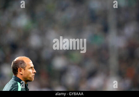 Moenchengladbach, Germania. Xvii Sep, 2016. Brema allenatore Viktor Skripnik prima di Brema perde 4:1 nella Bundesliga tedesca match tra Borussia Moenchengladbach e il Werder Brema nel Borussia-Park stadium di Moenchengladbach, Germania, 17 settembre 2016. Foto: ROLAND WEIHRAUCH/dpa (EMBARGO CONDIZIONI - attenzione - a causa di accreditamento orientamenti il DFL consente solo la pubblicazione e utilizzazione di fino a 15 immagini per corrispondenza su internet e nei contenuti multimediali in linea durante il match)/dpa/Alamy Live News Foto Stock