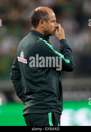 Moenchengladbach, Germania. Xvii Sep, 2016. Brema allenatore Viktor Skripnik sfrega contro il suo naso come Brema perde 4:1 nella Bundesliga tedesca match tra Borussia Moenchengladbach e il Werder Brema nel Borussia-Park stadium di Moenchengladbach, Germania, 17 settembre 2016. Foto: ROLAND WEIHRAUCH/dpa (EMBARGO CONDIZIONI - attenzione - a causa di accreditamento orientamenti il DFL consente solo la pubblicazione e utilizzazione di fino a 15 immagini per corrispondenza su internet e nei contenuti multimediali in linea durante il match)/dpa/Alamy Live News Foto Stock