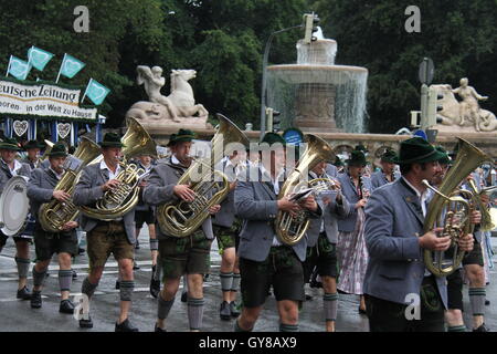 Monaco di Baviera, Germania. Xviii Sep, 2016. Persone in costumi tradizionali assistere ad una sfilata in costume durante l'Oktoberfest a Monaco di Baviera, Germania sud, sul Sett. 18, 2016. Il 183rd Oktoberfest dura da sett. 17 ott. 3. Credito: Zhu Sheng/Xinhua/Alamy Live News Foto Stock