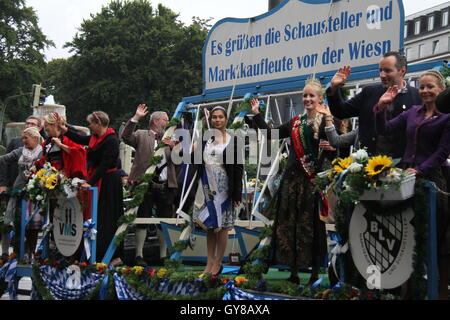 Monaco di Baviera, Germania. Xviii Sep, 2016. Persone in costumi tradizionali assistere ad una sfilata in costume durante l'Oktoberfest a Monaco di Baviera, Germania sud, sul Sett. 18, 2016. Il 183rd Oktoberfest dura da sett. 17 ott. 3. Credito: Zhu Sheng/Xinhua/Alamy Live News Foto Stock