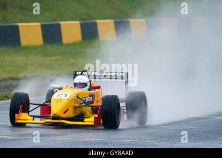 Sydney, Australia. 18 Settembre, 2016: Giorno 2 del Nuovo Galles del Sud motore campionato gara Round 7 a Sydney Motorsport Park. Questo motore NSW gara del Campionato round featured categorie come HQ Holdens, sport berline, Formula Vee, Supersports, Aussie Racing Cars, vetture di Formula, il miglioramento della produzione e della Superkarts. Credito: mjmediabox/Alamy Live News Foto Stock