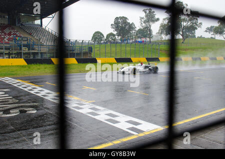 Sydney, Australia. 18 Settembre, 2016: Giorno 2 del Nuovo Galles del Sud motore campionato gara Round 7 a Sydney Motorsport Park. Questo motore NSW gara del Campionato round featured categorie come HQ Holdens, sport berline, Formula Vee, Supersports, Aussie Racing Cars, vetture di Formula, il miglioramento della produzione e della Superkarts. Credito: mjmediabox/Alamy Live News Foto Stock