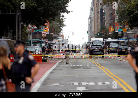 New York, Stati Uniti d'America. Xviii Sep, 2016. La polizia e le forze di polizia di personale da varie agenzie di esaminare la zona alla ricerca di indizi dopo la scorsa notte di esplosione a New York il West 23rd Street tra il sesto e il settimo viali nella sezione di Chelsea di Manhattan. La vista è guardando verso est su 23rd Street dalla Settima Avenue verso la 6th Avenue. La zona è contrassegnato per indizi nel mezzo di detriti. 29 persone sono rimaste ferite nell'esplosione che è stata descritta da funzionari come intenzionale. Credito: Adam Stoltman/Alamy Live News Foto Stock