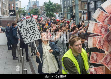 Londra, Regno Unito. 17 settembre 2016. Centinaia di soddisfare in Hoxton Square, molti indossando rosso, a marzo per sostenere il passaggio di nuvole, indipendente London music venue in Haggerston. Essi hanno marciato lungo il marciapiede al club un po' più di un miile lontano in un atmosfera di festa guidato da una grande figura di un avido capitalista con cinquanta pound note insaccata nella sua aveva e pende verso il basso la schiena e sono stati uniti in modo da parte di una band che suona su un autocarro. Passare nubi ospitato più di 10.000 eventi culturali e musicali sin dalla sua apertura nel 2006 si celebra il suo decimo anniversario quando ha appreso che il suo proprietario aveva segretamente Foto Stock