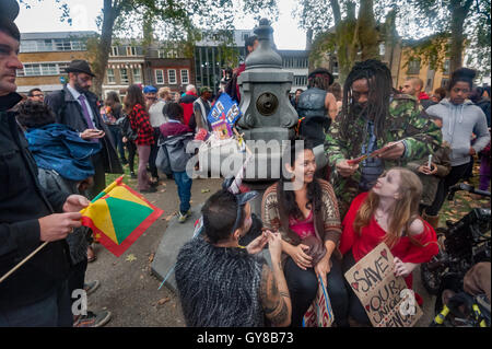 Londra, Regno Unito. 17 settembre 2016. Centinaia di soddisfare in Hoxton Square, molti indossando rosso, a marzo per sostenere il passaggio di nuvole, indipendente London music venue in Haggerston. Essi hanno marciato lungo il marciapiede al club un po' più di un miile lontano in un atmosfera di festa guidato da una grande figura di un avido capitalista con cinquanta pound note insaccata nella sua aveva e pende verso il basso la schiena e sono stati uniti in modo da parte di una band che suona su un autocarro. Passare nubi ospitato più di 10.000 eventi culturali e musicali sin dalla sua apertura nel 2006 si celebra il suo decimo anniversario quando ha appreso che il suo proprietario aveva segretamente Foto Stock