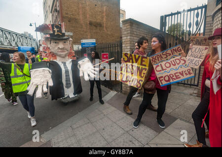 Londra, Regno Unito. 17 settembre 2016. Centinaia di soddisfare in Hoxton Square, molti indossando rosso, a marzo per sostenere il passaggio di nuvole, indipendente London music venue in Haggerston. Essi hanno marciato lungo il marciapiede al club un po' più di un miile lontano in un atmosfera di festa guidato da una grande figura di un avido capitalista con cinquanta pound note insaccata nella sua aveva e pende verso il basso la schiena e sono stati uniti in modo da parte di una band che suona su un autocarro. Passare nubi ospitato più di 10.000 eventi culturali e musicali sin dalla sua apertura nel 2006 si celebra il suo decimo anniversario quando ha appreso che il suo proprietario aveva segretamente Foto Stock